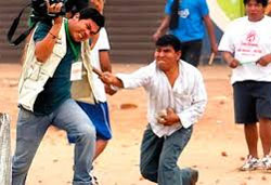 periodista golpeado