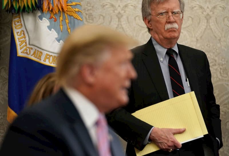 SENADO Trump and John Bolton