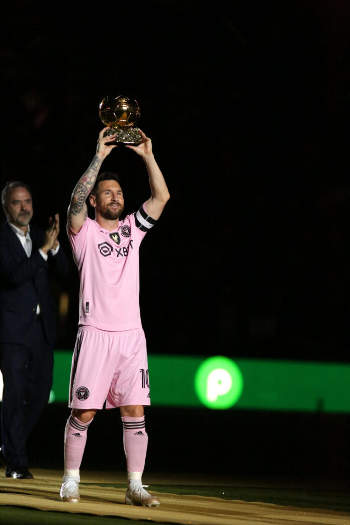 Messi promete más éxitos en su noche dorada: